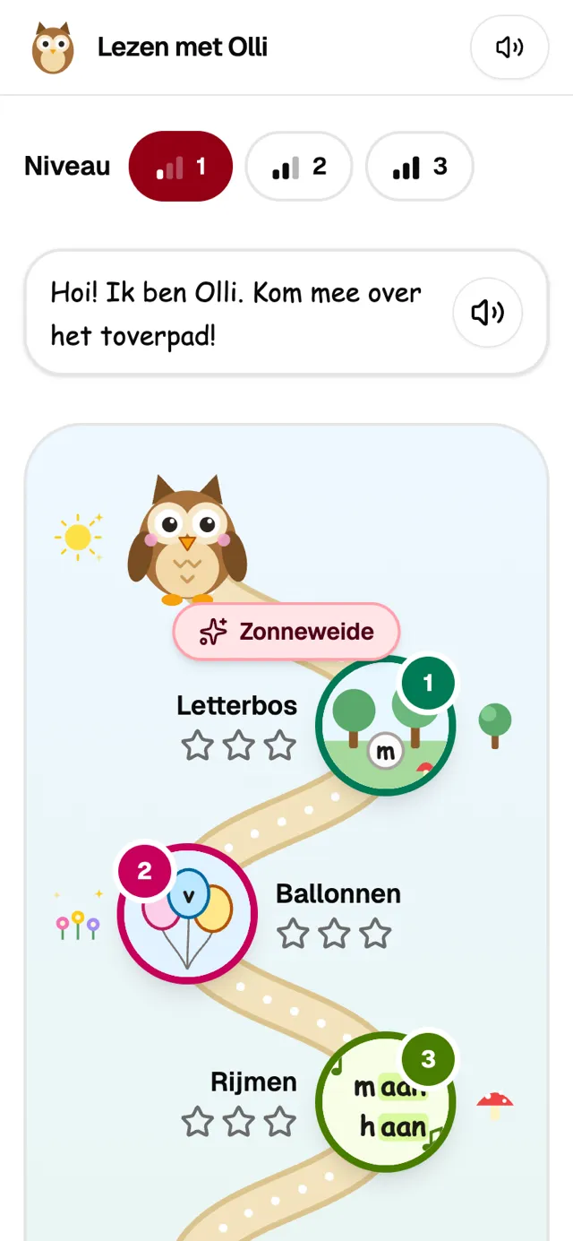 Lezen met Olli on a phone: Olli the owl stands at the start of a winding path through Zonneweide, the first world, with the first three reading games — Letterbos, Ballonnen and Rijmen. In a speech bubble, Olli says hello and invites the child onto the magic path.